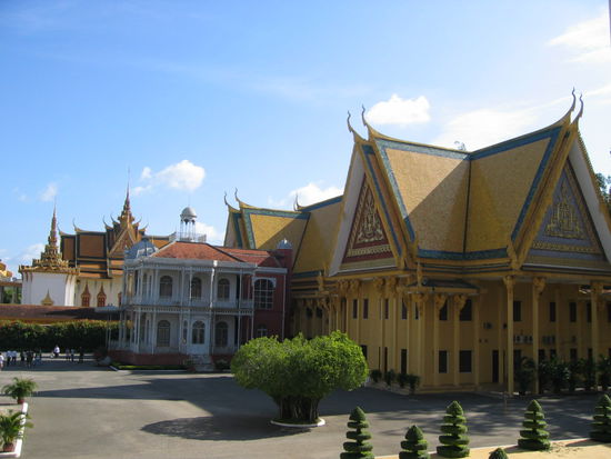 Teile des Koenigspalastes, im Hintergrund die Silberpagode