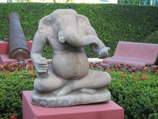 Lustige Figur vor dem Nationalmuseum