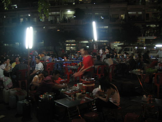 ... an den Strassenstaenden in Phnom Penh