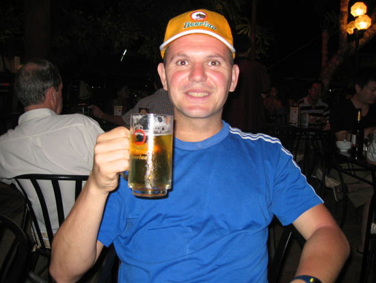 Mirko mit einem Beer Lao