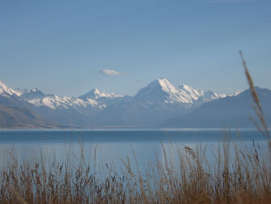 Blick ueber den Lake Pukaki auf die Berge