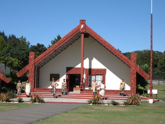 Begruessung vor dem Versammlungshaus