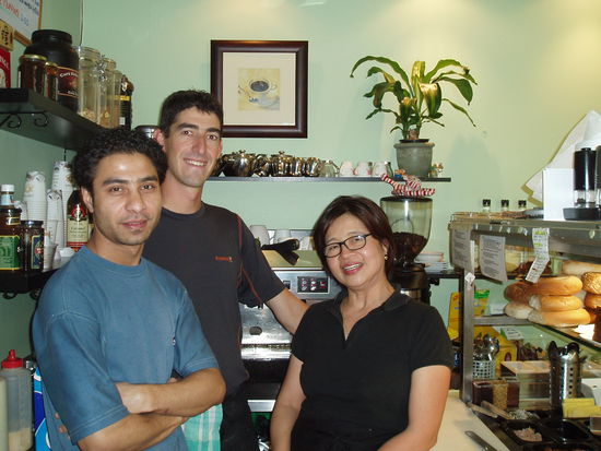 Sam, ich und Zenny im Cafe