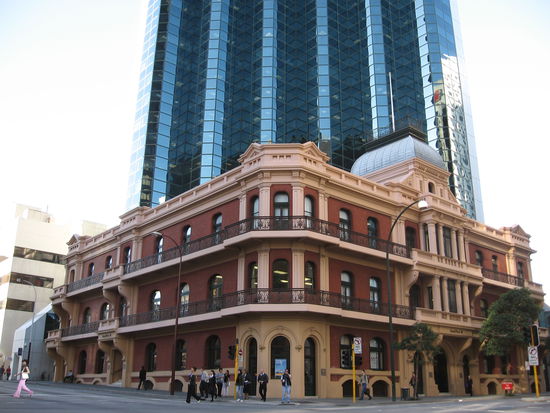 Altes und neues Gebaeude der WestBank