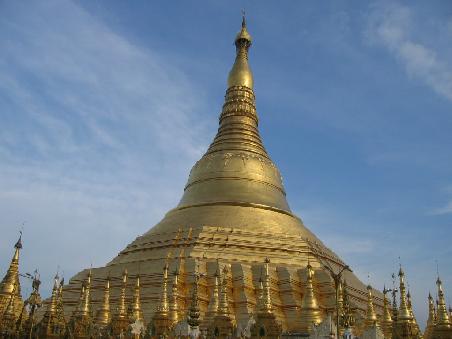 Shwedagon-Pagode in unterschiedlichen Lichtverhaeltnissen