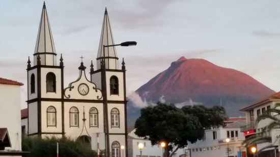 Pico - Madalena; Kirche mit dem Mount Pico