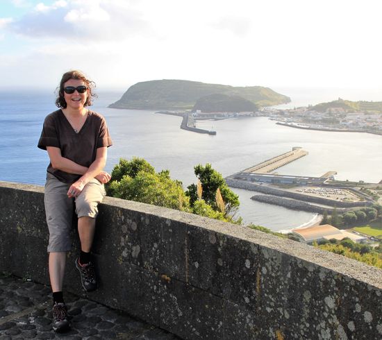 Vom Miradouro oberhalb von Horta haben wir einen bezaubernden Blick über die Stadt und das umgebende sanfte Hügelland.