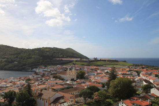 Blick vom Mirador auf Angra