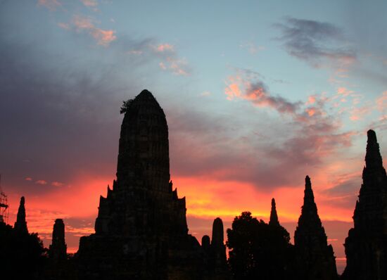 Traumhafter sunset am Wat-Chaiwatthanaram