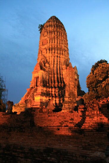 Traumhafter sunset am Wat-Chaiwatthanaram