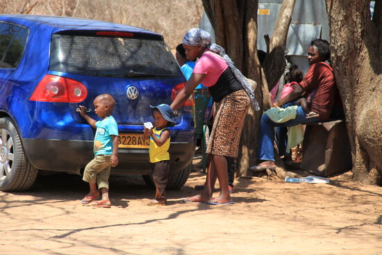 Vor der Krankenstation des Dorfes