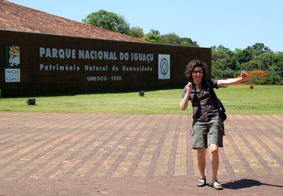 Vor den Iguazu-Wasserfällen in Brasilien