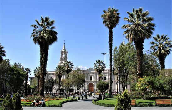 Der Hauptplatz der Stadt Arequipa - "Plaza de Armas" - mit der Kathedrale. Viele der Gebäude entstanden in der Zeit der spanischen Kolonialherrschaft.