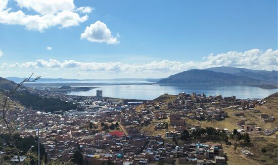 Blick auf Puno am Titicaca-See