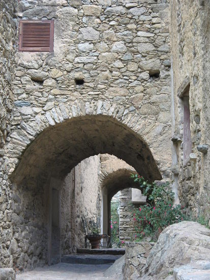 Wir stellen den Wagen im Dorf ab und marschieren hoch, das Gebirge vor der Nase, das verwaschene Mittelmeer im Rücken.