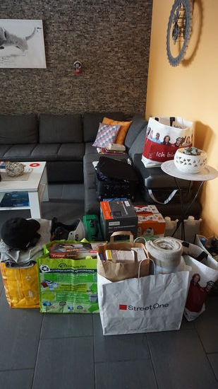 Bereitstellung von Utensilien, Kleider die mitkommen. wir werden auf das Wesentliche  uns Beschränken müssen, sonst muss der Anhänger mit.