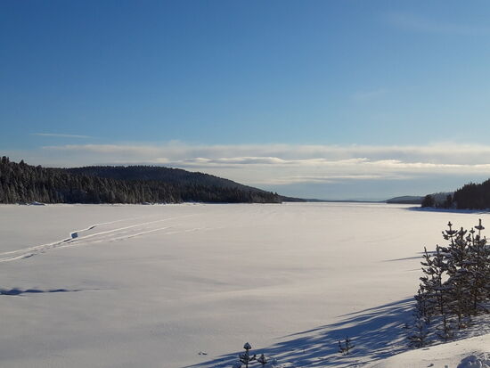 Blick auf den Inarisee der zwischen November und April zugefroren ist.