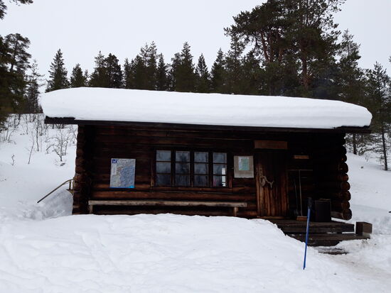 25.02. Rumakuru Hütte, mit einem warmen Ofen und Tee zur Stärkung