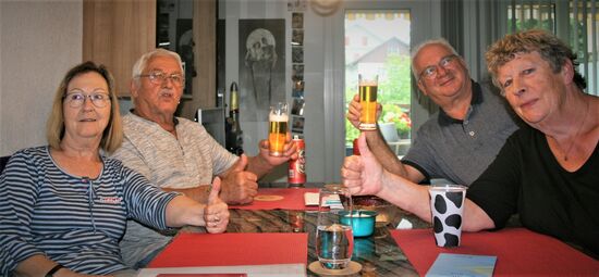 Das ist unsere Truppe Marlene, Wadi, Silvia und Urs wir werden mit 2 WOMO  in 80 Tagen durch die Nordländer und Baltischen Staaten fahren. Heute 10 Tage vor dem Start, das zweit letzte Treffen mit unseren Freunden. Jetzt wird es ernst, eigentlich könnten wir morgen fahren, wir sind bereit. Unser WOMO hat einen neuen Radio erhalten, unser Garagisten wird nächste Woche noch schnell einen Check über Öl, Bremsen, Wasser beim WOMO durchführen.
Wir sind bereit, auch die norwegischen Kronen, dänischen Kronen, tschechischen Kronen, polnische Zloty, sind gewechselt, Euro haben wir ja immer dabei.  Die fehlende Landkarte von den Baltischen Staaten sind im Koffer verstaut. 
Start ist der 26. Juli 2021 / 09.00 Uhr Parkplatz Bären Roggwil, erster Schlafhalt wird Heidelberg. Bis Hirtshals dem Fährhafen nach Norwegen ist die Strecke wir die Schlafplätze geplant, in Norwegen ist das Gerippe der Strecke bekannt, wir werden jeweils um ca. 15.00 Uhr eine Pause einlegen und den Schlafplatz definieren. 
Ready for takeoff