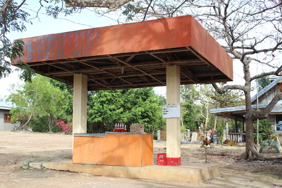 Tankstelle mal ganz anders. Liter für Liter..... In Colaflaschen !