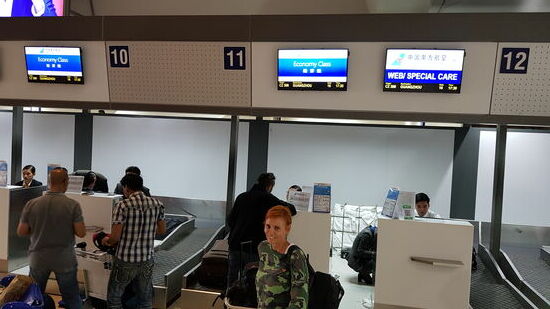 Vor einem insgesamt fast 15-stündigen Flug lächelt man noch.....