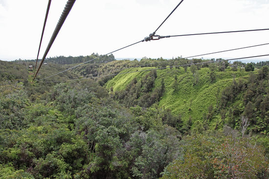 An Stahlseilen den Vulkan hinabrasen. Das gibt es nur auf Big Island. Die Strecke zwischen den Umsteigestationen variiert. Manchmal kann man das Ziel kaum sehen...
