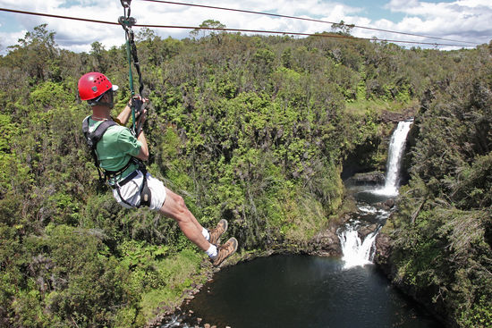 Wer auf Big Island einen Adrenalinkick braucht, kann über tropischen Wäldern, Bächen und Wasserfällen in rasender Fahrt an einem Stahlseil den Vulkan hinabrasen.