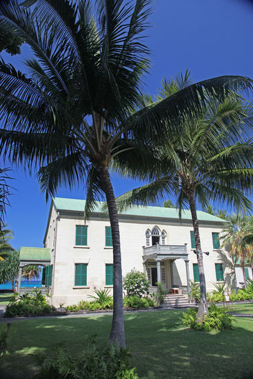 „Palast“ mag aus heutiger Sicht weit übertrieben sein, aber im frühen 19. Jahrhundert war er eines von sehr wenigen gemauerten Gebäuden der Insel Hawai‘i. John Adams Kuakini, ein Gouverneur der Insel, liess ihn aus Lavablöcken bauen.