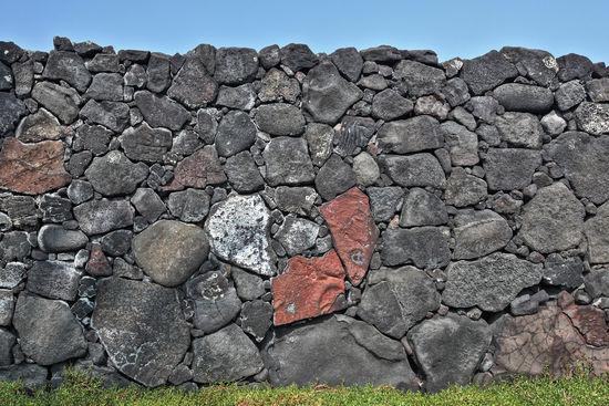 Die Begrenzungsmauer des Pu'u Honaua O Honau'nau ist eine gut 3 Meter hohe und 2 Meter breite Mauer, die die Tempelanlage umschliesst. Grosse und schwere Lavablöcke wurden hier ohne Mörtel zusammengesetzt.