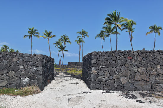 Den Eingang einer solchen Anlage bildeten in der Regel hohe und breite Mauern. Dahinter lagen Tempel, Gärten und das Meer.