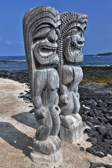 Viele „ki‘i“, aus Holz geschnitzte Statuen, umgeben das „Hale o Keawe“, einen Tempel, der königliche Knochen beherbergt und dadurch seine göttliche Kraft erhält.