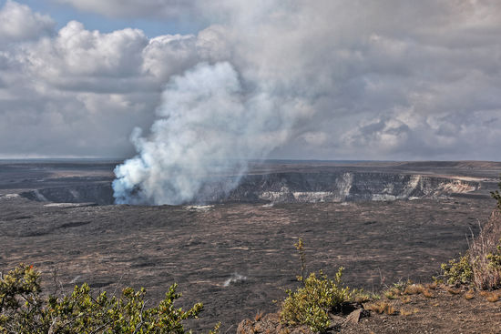 Der Kochtopf der Feuergöttin. Nach Jahren der Ruhe, kam am 19. März 2008 wieder Bewegung in den Halema‘uma‘u, dem parasitären Krater im Kilauea-Krater. Eine grössere Explosion riss einen neuen Krater in den Halema‘uma‘u-Krater und dort kocht seitdem wieder ein kleiner Lavasee. Ein Krater im Krater im Krater...