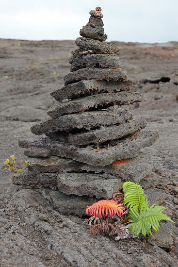 Der Napau Trail ist kein angelegter Wanderweg, sondern nur mit Steinpyramiden in 100 bis 300 Meter Abstand markiert. Man muss an jeder Pyramide die nächste anpeilen, weil man durch das zerklüftete Gelände ab und zu ausser Sichtweite der nächsten Pyramide gerät. Der Pfad führt über hohl klingende, entleerte Lavaröhren. Wenn ein Lavastrom an der Oberfläche erkaltet, bildet sich eine dicke erstarrte und isolierende Schicht, so dass die dünnflüssige Lava darunter viele Kilometer weit fliessen kann, ohne wesentliche Temperaturverluste zu erleiden. Oft entleeren sich solche Röhren restlos, wenn der Nachschub an Lava plötzlich abreisst. Es besteht für den Wanderer akute Einbruchgefahr.