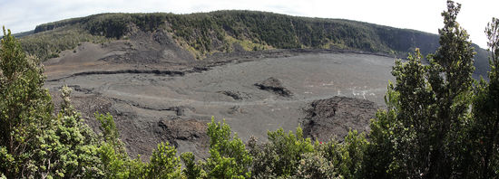 Zunächst füllte die Lava einen Teil des Kilauea-Iki-Kraters. Sie erstarrte oberflächlich und floss dann aber unterirdisch plötzlich ab, so dass um den Kraterrand herum ein heute noch deutlich sichtbarer „Badewannenrand“ zurückblieb. Die oberflächlich erstarrte Lava riss auf und blieb in vielen Einzelplatten auf dem Boden des Kilauea Iki liegen. ACHTUNG: auf dem Kraterboden kann man den Kilauea Iki Trail sehen!