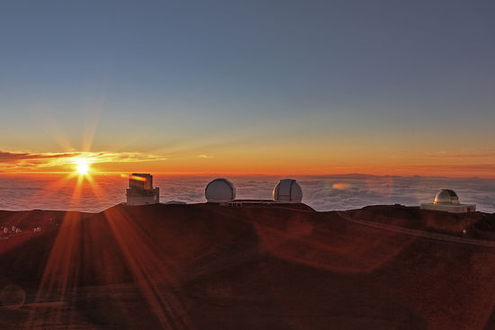 Über den Wolken, also wo die Freiheit bekanntlich grenzenlos ist, stehen auf dem Mauna Kea in 4200m Höhe eine Reihe von Grossteleskopen, von denen die meisten nur auf den Sonnenuntergang warten... Rechts am Horizont die auch über die Wolken ragende Insel Maui!