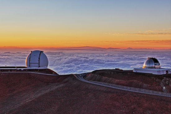 Sonnenuntergang über den Wolken, komplett mit Nachbarinsel Maui und mehreren Grossteleskopen im Blick...