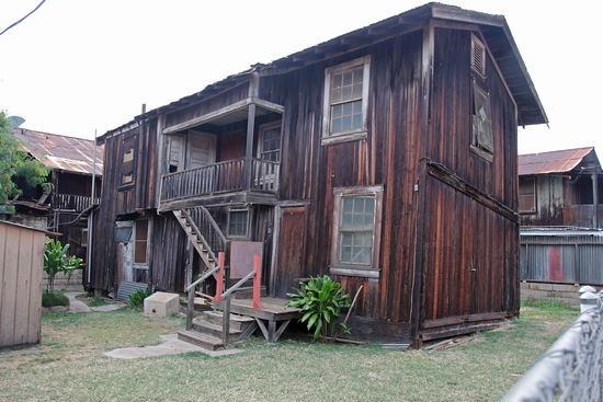 Wohnen auf Moloka'i. Auf Moloka'i gibt es nur wenig Luxus. Die meisten Einheimischen wohnen in bescheidenen Häuschen. Genügsamkeit ist die herausragende Eigenschaft dieser kleinen Inselgemeinde. Bewundernswert, wenn man die Multimillion-Dollar-Luxusapartments in Waikiki danebenstellt, die kaum 50 Kilometer entfernt sind!