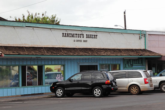 Die Inselhauptstadt Kaunakakai sieht aus wie ein verschlafenes Dorf im Mittelwesten der U.S.A. Touristenströme und Kitschläden sucht man hier vergebens. Es grenzt an ein Wunder, dass es so etwas auf den Hawaii-Inseln noch gibt. Kanemitsus Bakery ist berühmt für ihr leckeres Brot. Jeden Morgen steht eine lange Menschenschlange vor dem Laden.