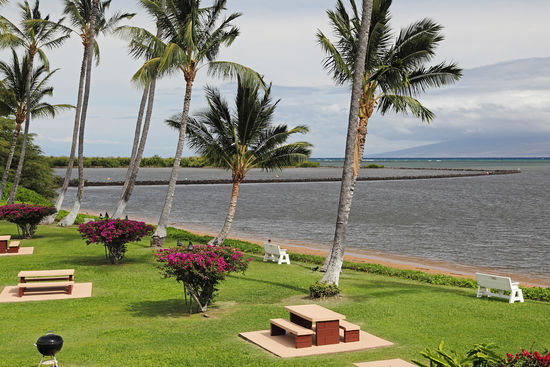 Die Moloka'i Shores Appartments sind der denkbar schönste Platz für eine Urlaubsunterkunft auf Moloka'i. Am Horizont liegt die Insel Lanai, der Strand ist durch ein Korallenriff gut geschützt und entlang der Küste liegen wie Perlenketten historische Fischteiche der Hawaiianer.