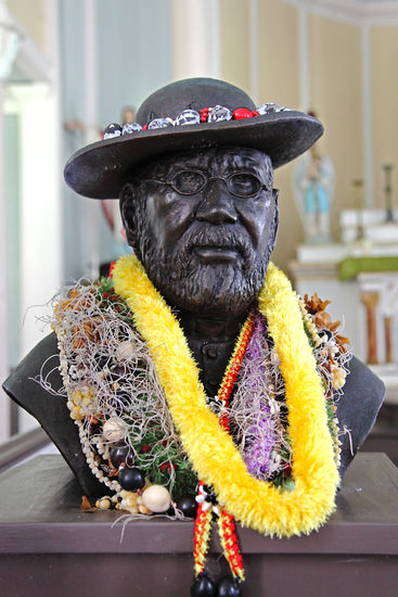Die Büste des bereits von der Krankheit gezeichneten Damien de Veuster wird - wie man sieht - heute noch von den Hawaiianern verehrt.
