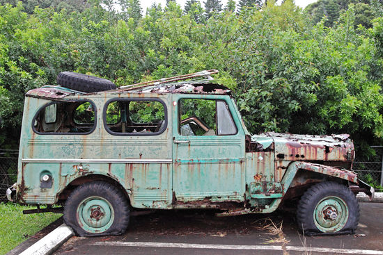Als "Bonbon" steht ein historischer, völlig verrosteter Jeep auf dem Parkplatz des Sugar Mill Museums. Ein Haufen Schrott und dennoch ein Blickfang...