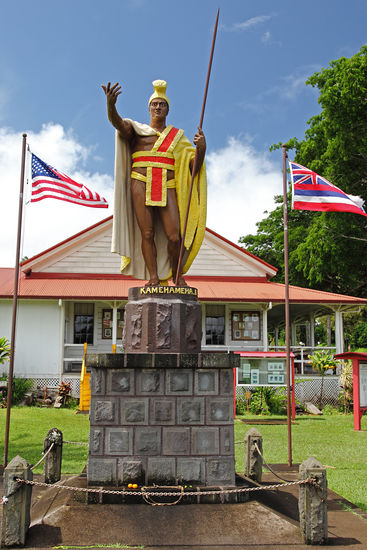 Die Geschichte dieser Statue ist kompliziert. Eine ähnliche Statue dieses Königs steht in Honolulu. Warum zwei Statuen? Die erste ging auf dem Weg von Europa nach Hawai'i vor den Falklandinseln verloren. Dann wurde eine zweite Statue angefertigt. Nach einigen Monaten kam dann die erste Statue wundersam wieder zum Vorschein.