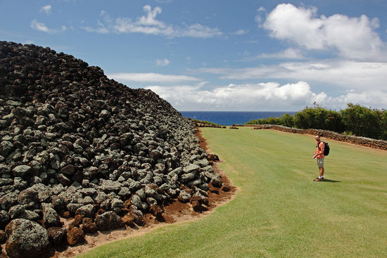 Der riesige Tempel des Priesters Pa‘ao. Er ist zwar schon ordentlich erodiert, teilweise zerstört, aber heute immerhin noch 76 Meter lang, 38 Meter breit und die Mauern sind bis zu 4 Meter hoch.