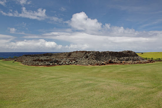 Um das Jahr 980 kam der tahitische Priester Pa'ao auf die Insel und führte einen formalen Staat mit Rechten und Pflichten ein, und begründete eine theologische Lehre mit zahlreichen religiösen Tabus.