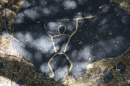 Es ist bemerkenswert, wie "lebendig" Petroglyphen plötzlich werden, wenn die Einkerbungen mit kleinen Blättern oder Blüten bestreut werden.