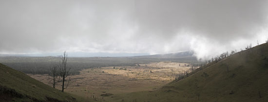 Manchmal legen sich plötzlich tief hängende Wolken über den Pu'u Wa'a Wa'a Ahupua'a. Dann ist es aus mit der Fernsicht...