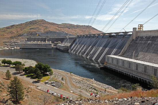 Jeder kennt den Hoover Dam, aber kaum einer kennt den Grand Coulee Dam. Mit einer Gesamtenergieleistung von 7079 MW ist der Damm der grösste einzelne Energieproduzent der U.S.A. Der Hoover Dam kommt gerade mal auf "lächerliche" 2080 MW Leistung.