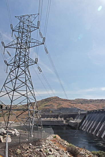 Der Grand Coulee Dam erzeugt Energie für einen grossen Teil des pazifischen Nordwestens der U.S.A. Da die erzeugte Energie auch abtransportiert werden muss, stehen überall in der kargen Landschaft Hochspannungsmasten herum...