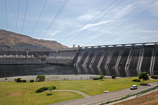 Der Grand Coulee Dam wurde 1942 eingeweiht und kam gerade rechtzeitig, um die Flugzeug- und Waffenindustrie in Seattle und Umgebung mit Energie zu versorgen. Nicht zuletzt diesem Kraftwerk ist zu verdanken, dass die Amerikaner den pazifischen Krieg 1945 gewonnen haben.