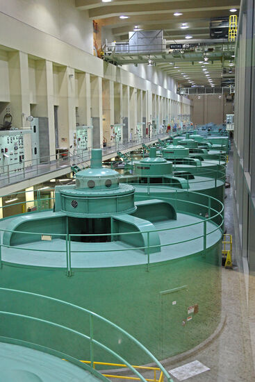 Historische Turbinen: Die 1942 in den Damm eingesetzten Turbinen erhöhten die Leistung des Kraftwerks derart, dass nicht nur die Rüstungsindustrie in Seattle mit Energie versorgt wurde, sondern auch die Plutoniumfabriken in Hanford ("Manhattan Project") spaltbares Material herstellen konnten und so die ersten Atombomben produziert wurden, durch die hunderttausende Menschen ums Leben kommen sollten. Grüne Energie für Atombomben.